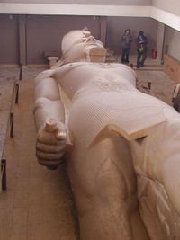 Estatua de Ramses II 1000 Toneladas de Granito Rosa